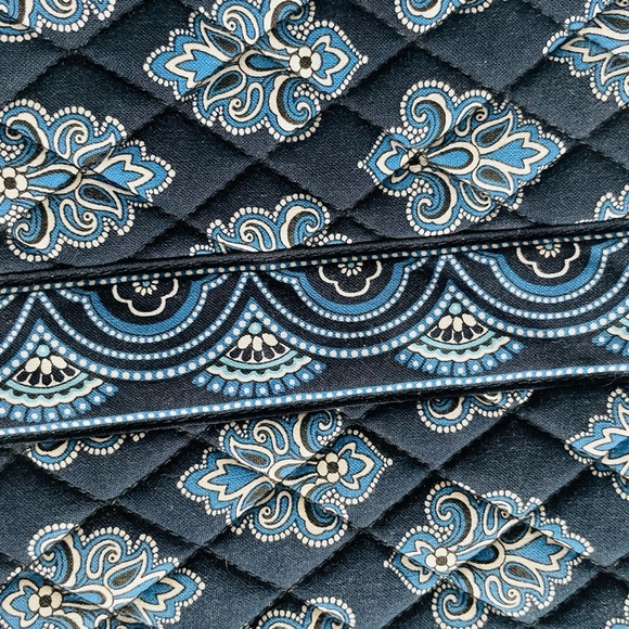 Vera Bradley Navy and White Floral Quilted Make Up Bag. Lots of pockets. - Picture 6 of 7